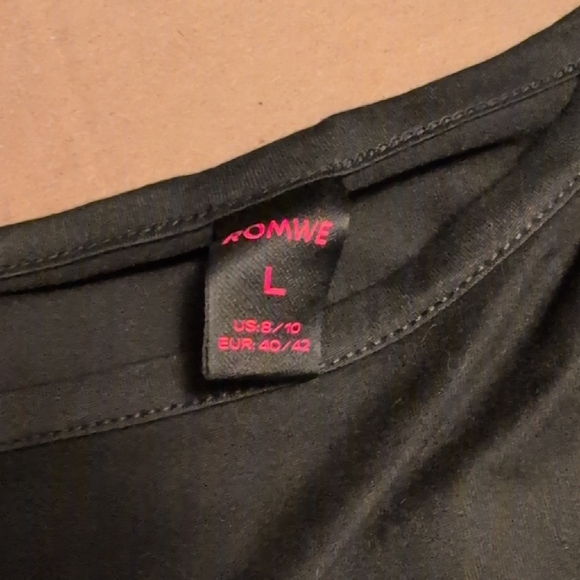 ROMWE Black and White Snake Crop Top - Picture 2 of 2